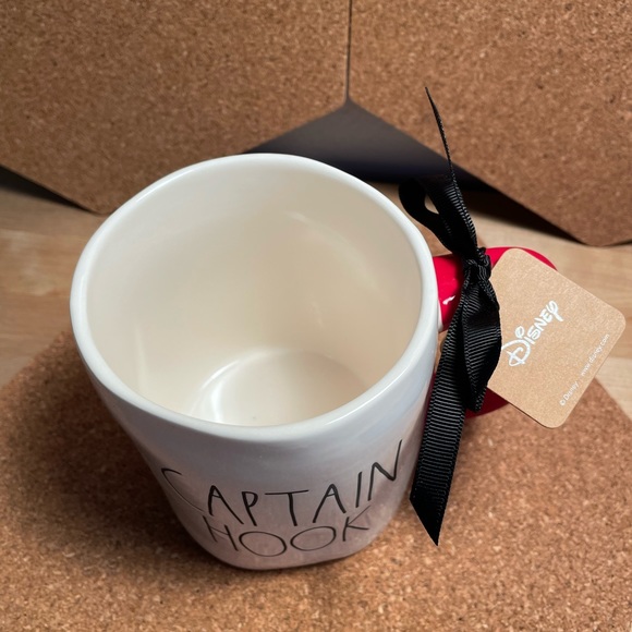 NWT Rae Dunn Disney “Captain Hook” ceramic mug with lid - Picture 4 of 6